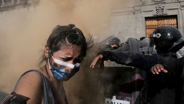 A woman reacts as she clashes with police officers during a protest in support of Victoria Salazar, a Salvadoran woman who died after a Mexican female police officer was seen in a video kneeling on her back, in Mexico City, Mexico April 2, 2021. A woman reacts as she clashes with police officers during a protest in support of Victoria Salazar, a Salvadoran woman who died after a Mexican female police officer was seen in a video kneeling on her back, in Mexico City, Mexico April 2, 2021. - Sputnik International