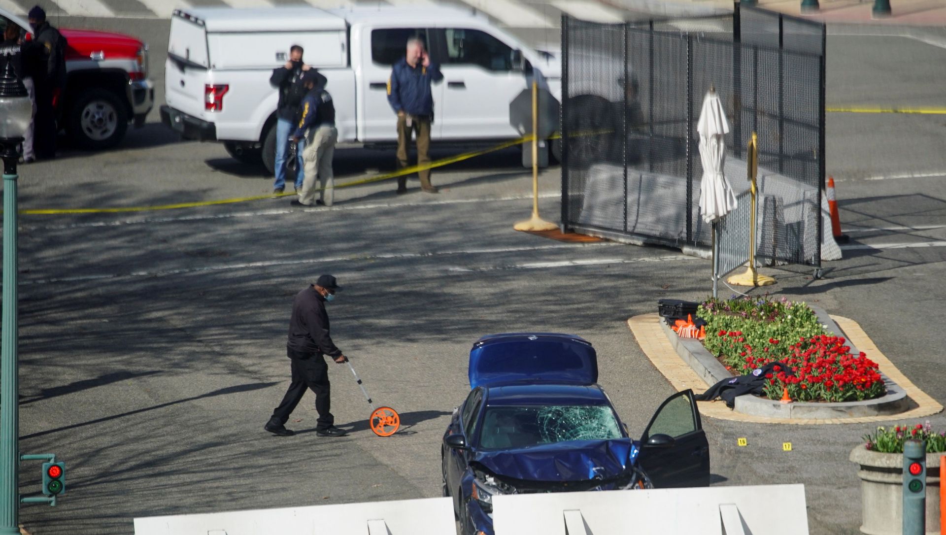 A blue car is seen after ramming a police barricade outside the US Capitol building in an incident that reportedly resulted in the death of one Capitol police officer, the injury of another officer and the death of the driver who was shot by police on Capitol Hill in Washington, DC, US on 2 April 2021. A blue car is seen after ramming a police barricade outside the US Capitol building in an incident that reportedly resulted in the death of one Capitol police officer, the injury of another officer and the death of the driver who was shot by police on Capitol Hill in Washington, DC, US on 2 April 2021. - Sputnik International, 1920, 03.04.2021