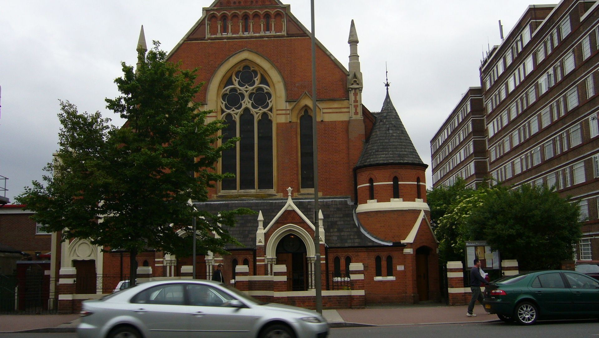 The Polish Roman Catholic Church of Christ the King in Balham High Road, Balham, London. Part of Du Cane Court can be seen on the right. The Polish Roman Catholic Church of Christ the King in Balham High Road, Balham, London. Part of Du Cane Court can be seen on the right. - Sputnik International, 1920, 03.04.2021