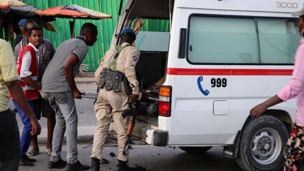 A wounded person is carried into an ambulance following three blasts of suicide bomb car attacks in Mogadishu, on November 9, 2018. - Sputnik International