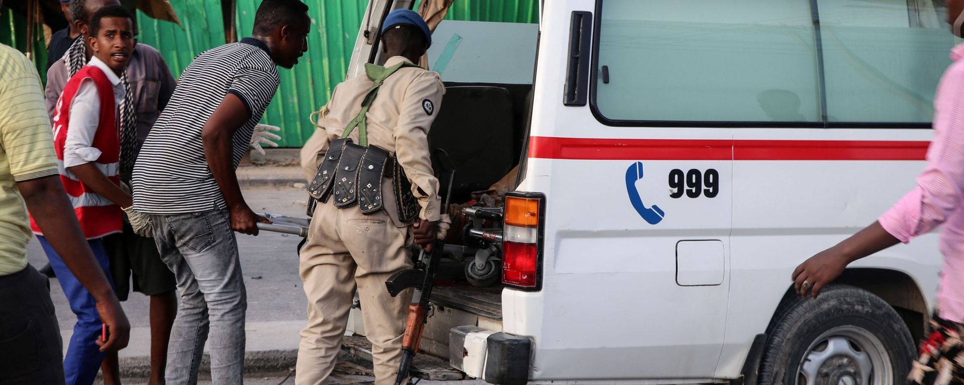 A wounded person is carried into an ambulance following three blasts of suicide bomb car attacks in Mogadishu, on November 9, 2018. - Sputnik International, 1920, 01.09.2022
