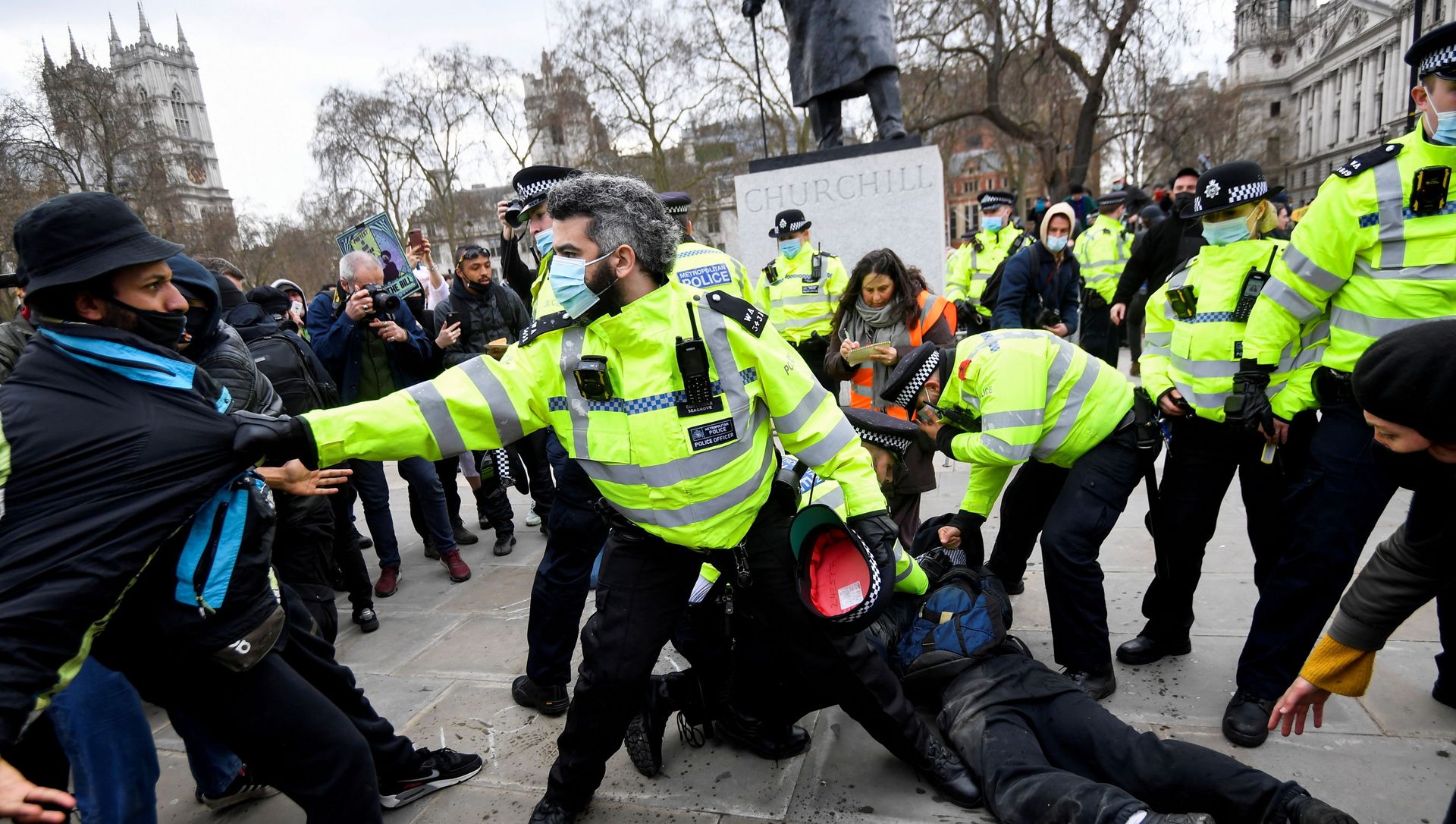 Police officers restrain demonstrators during a protest in London, Britain, April 3, 2021. REUTERS/Toby Melville Police officers restrain demonstrators during a protest in London, Britain, April 3, 2021. REUTERS/Toby Melville - Sputnik International, 1920, 24.04.2021