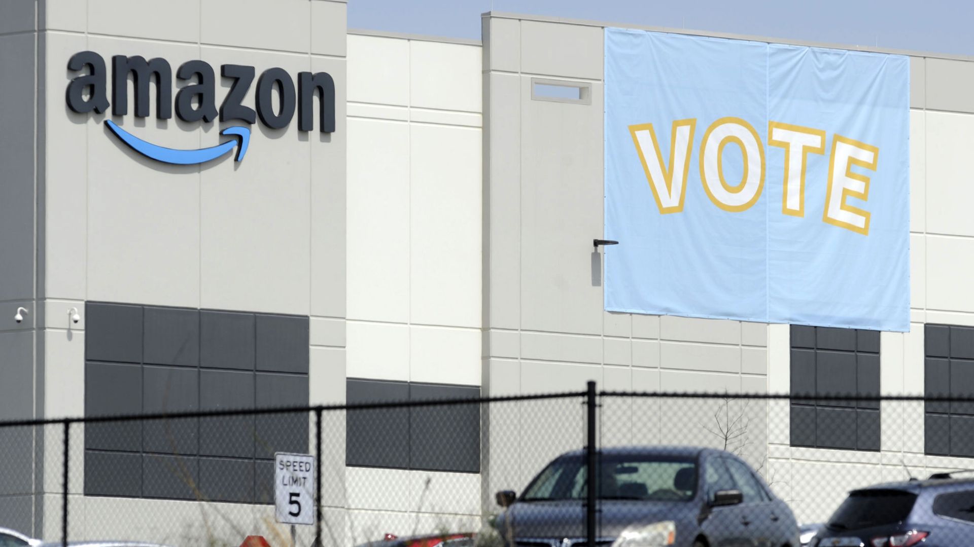 In this Tuesday, March 30, 2021 file photo, A banner encouraging workers to vote in labor balloting is shown at an Amazon warehouse in Bessemer, Ala. - Sputnik International, 1920, 04.04.2021