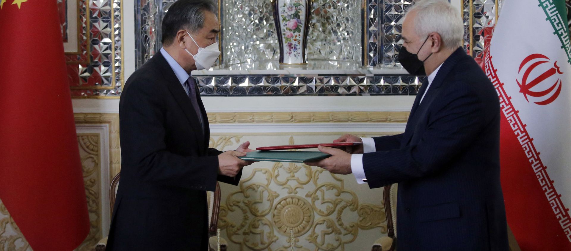 Iranian Foreign Minister Mohammad Javad Zarif (R) and his Chinese counterpart Wang Yi, are pictured during the signing of an agreement in the capital Tehran, on March 27, 2021. - Sputnik International, 1920, 05.04.2021