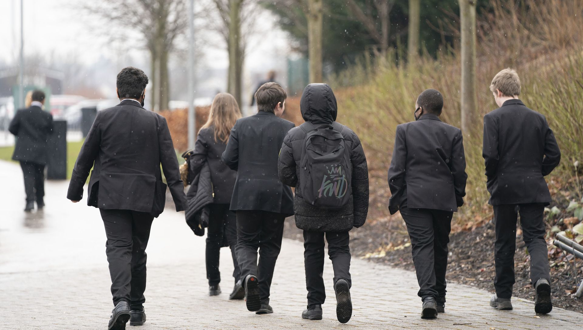 Pupils arrive at a school in in Manchester, England, Monday March 8, 2021. - Sputnik International, 1920, 04.04.2021