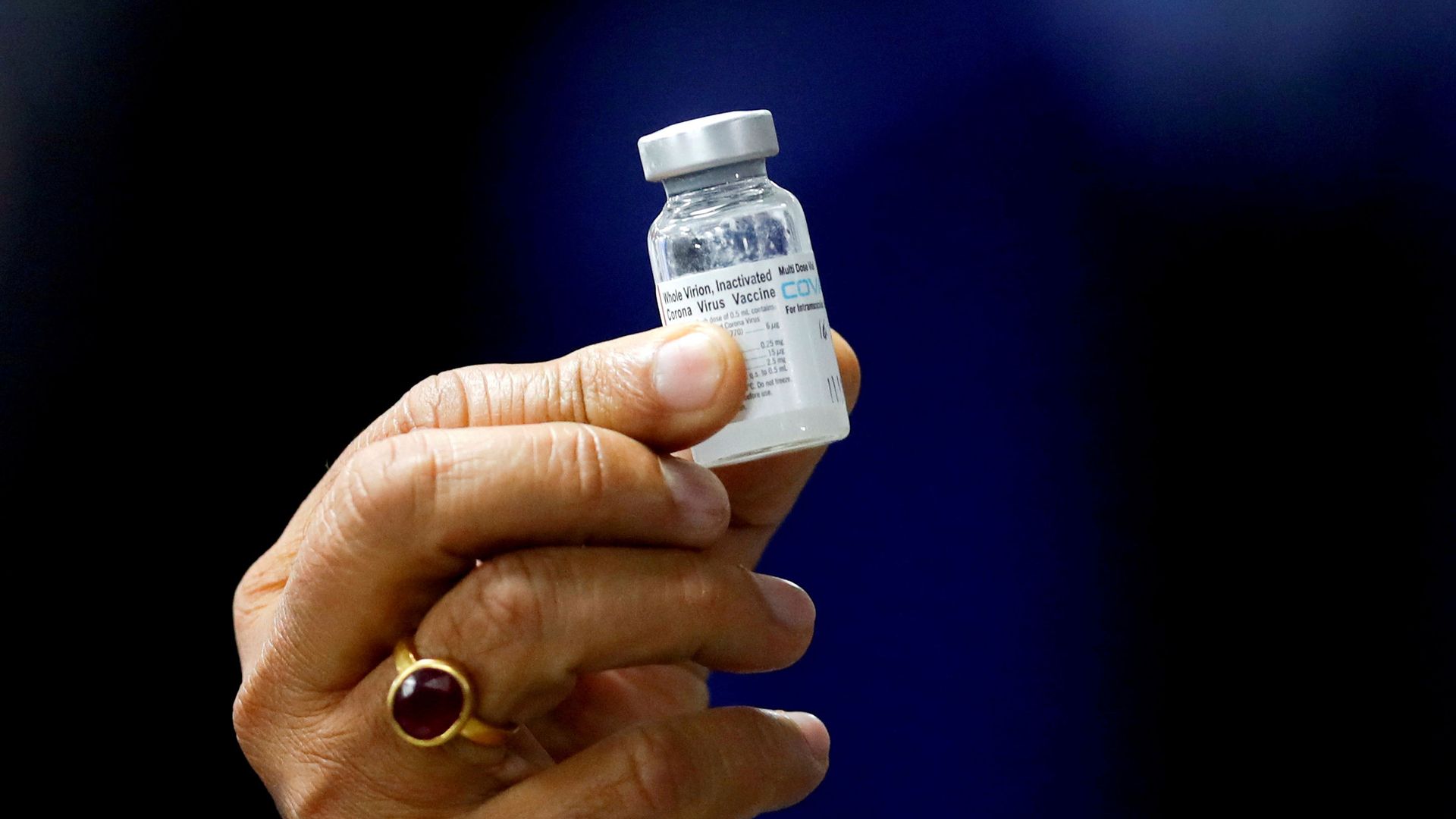 FILE PHOTO: Indian Health Minister Harsh Vardhan holds a dose of Bharat Biotech's COVID-19 vaccine called COVAXIN, during a vaccination campaign at All India Institute of Medical Sciences (AIIMS) hospital in New Delhi, India, January 16, 2021. REUTERS/Adnan Abidi//File Photo/File Photo - Sputnik International, 1920, 26.12.2021