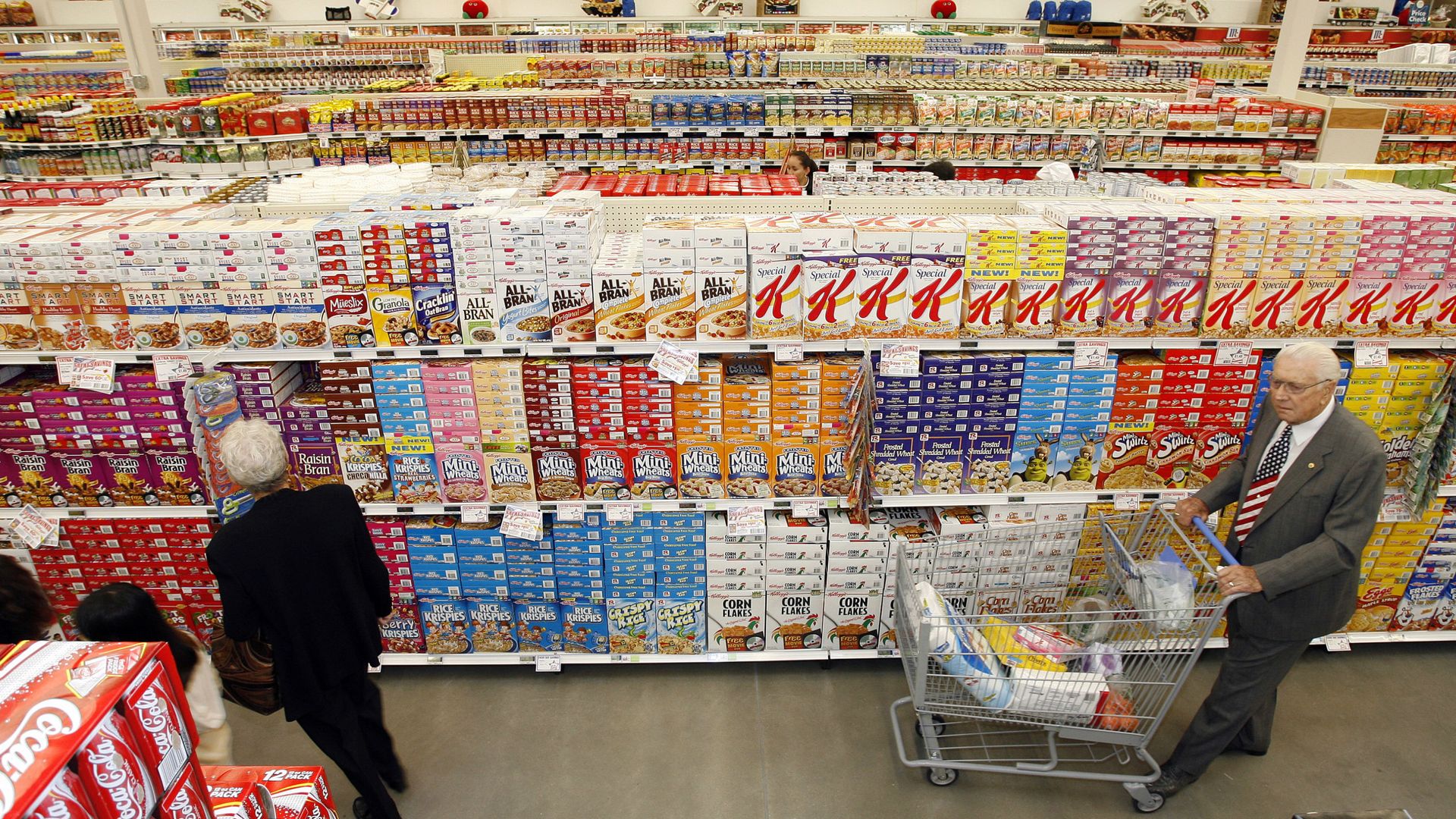Shoppers tour the cereal aisle at a San Diego supermarket. File photo. - Sputnik International, 1920, 24.06.2022