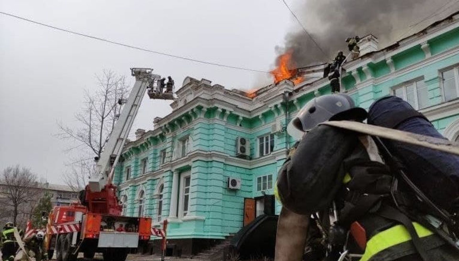 In this handout video grab released by Press-service of Russian Emergency Situations Ministry, firefighters extinguish fire at a cardiac surgery center in Blagoveshchensk, Russia. In this handout video grab released by Press-service of Russian Emergency Situations Ministry, firefighters extinguish fire at a cardiac surgery center in Blagoveshchensk, Russia. - Sputnik International, 1920, 04.04.2021