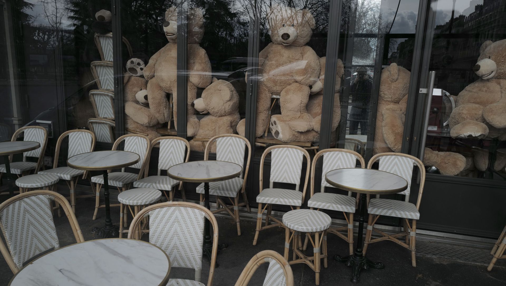 Teddy bears are placed in a restaurant by Philippe Labourel, who wants to be named 'Le papa des nounours', 'Teddy Bear father', in Paris, Sunday, March 21, 2021. Teddy bears are placed in a restaurant by Philippe Labourel, who wants to be named 'Le papa des nounours', 'Teddy Bear father', in Paris, Sunday, March 21, 2021. - Sputnik International, 1920, 04.04.2021