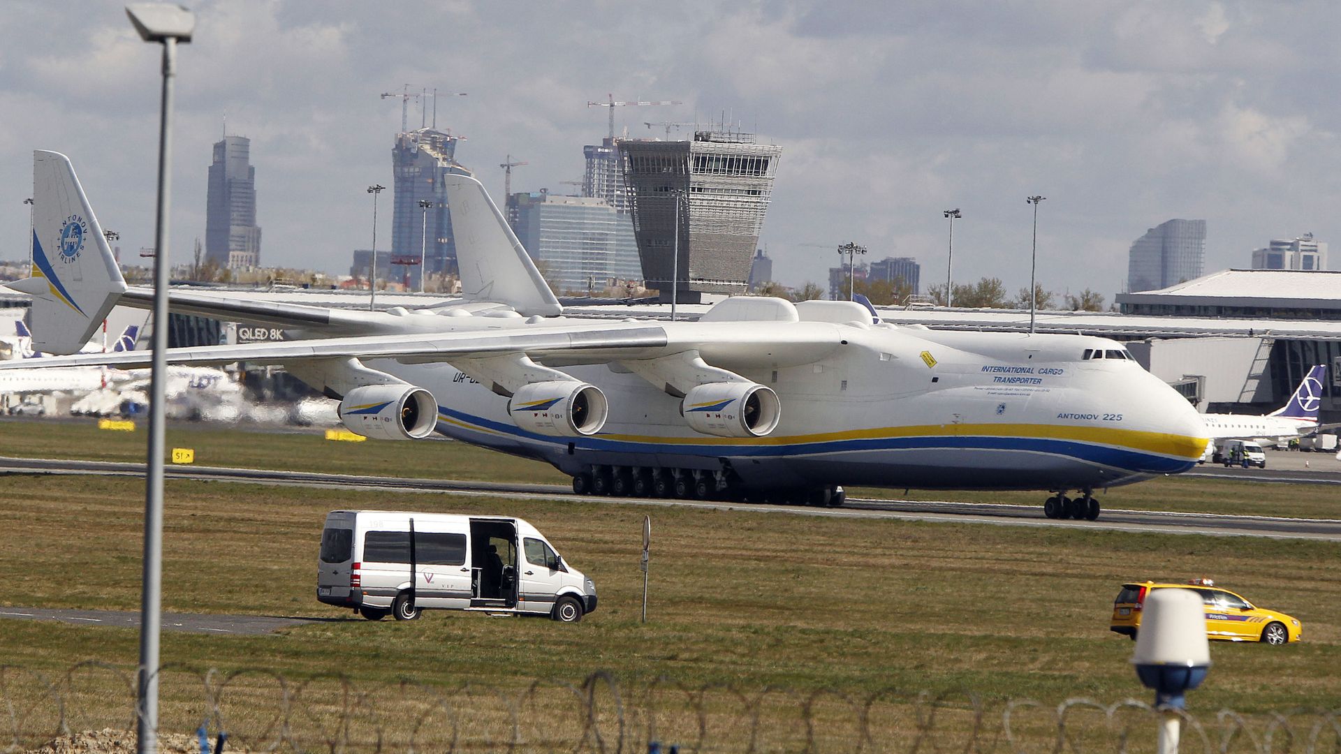 The world's largest cargo plane, the Soviet-made Antonov An-225 Mrija, lands in Warsaw's Frederic Chopin airport with a $15 million worth cargo of protective masks, outfits and visors that were bought by Poland's state-owned companies for hospitals fighting the coronavirus spread, in Warsaw, Poland, Tuesday, April 14, 2020. - Sputnik International, 1920, 16.07.2022
