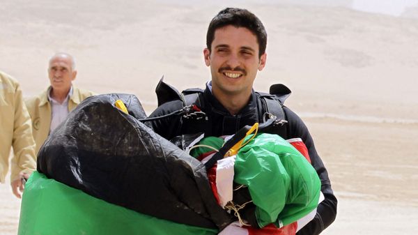 This file photo taken on 17 April 2012 shows Jordanian Prince Hamzah bin al-Hussein, president of the Royal Aero Sports Club of Jordan, with a parachute during a media event to announce the launch of Skydive Jordan, in the Wadi Rum desert.  - Sputnik International