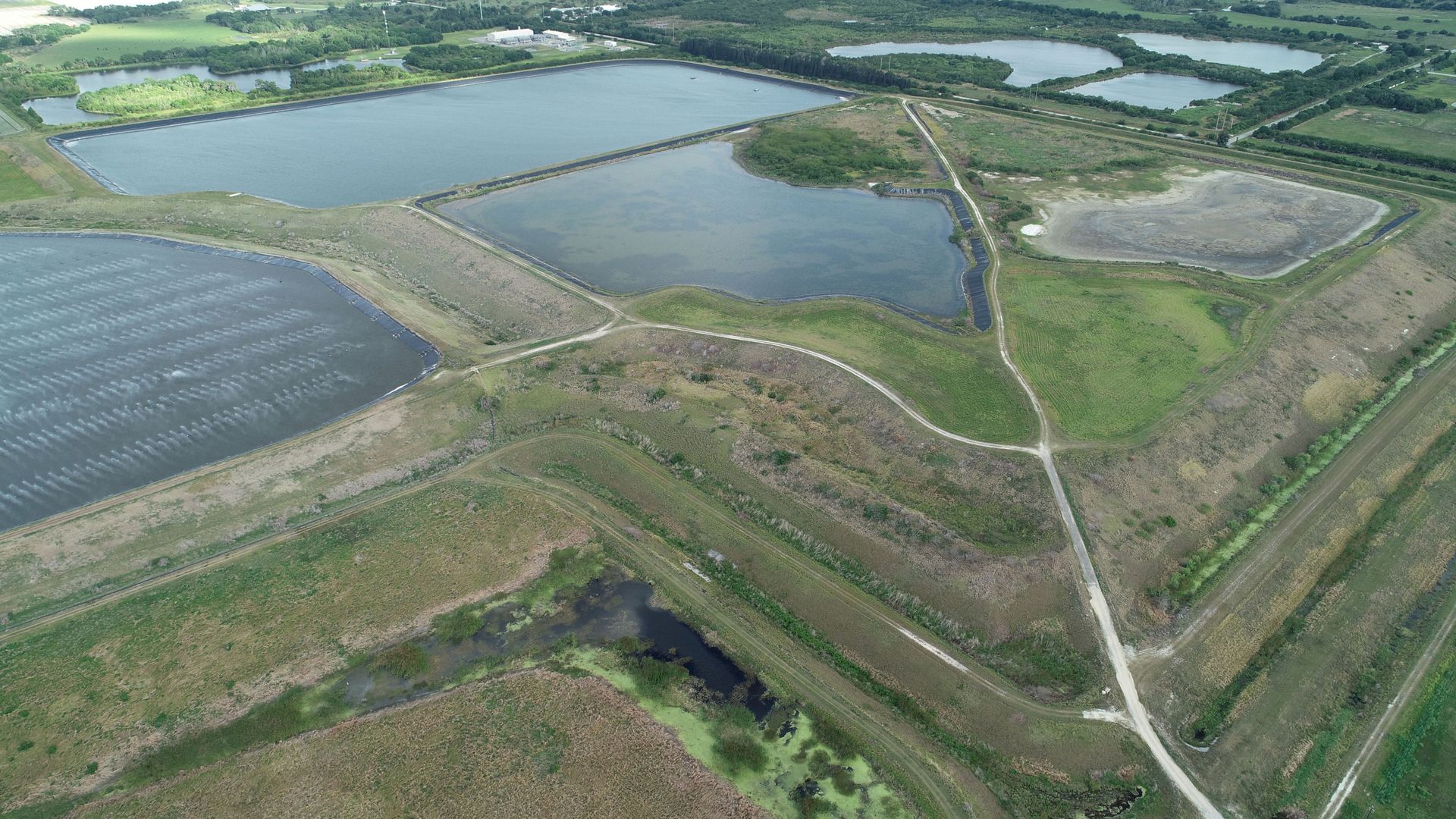 A reservoir of an old phosphate plant, the site of a breach which is leaking polluted water into the surrounding area, prompting an evacuation order in Manatee County, is seen in an aerial photograph taken in Piney Point, Florida, U.S. April 3, 2021. Picture taken April 3, 2021. - Sputnik International, 1920, 06.04.2021