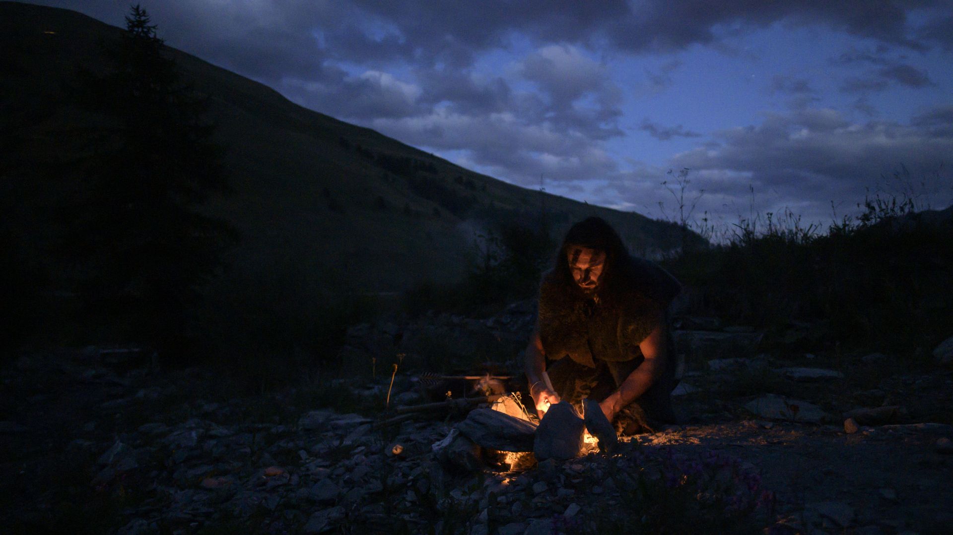 Guido Camia dressed as a Neanderthal Cave man lights a campfire in Chianale, in the Italian Alps, near the French border, on August 7, 2019. - Sputnik International, 1920, 22.10.2023
