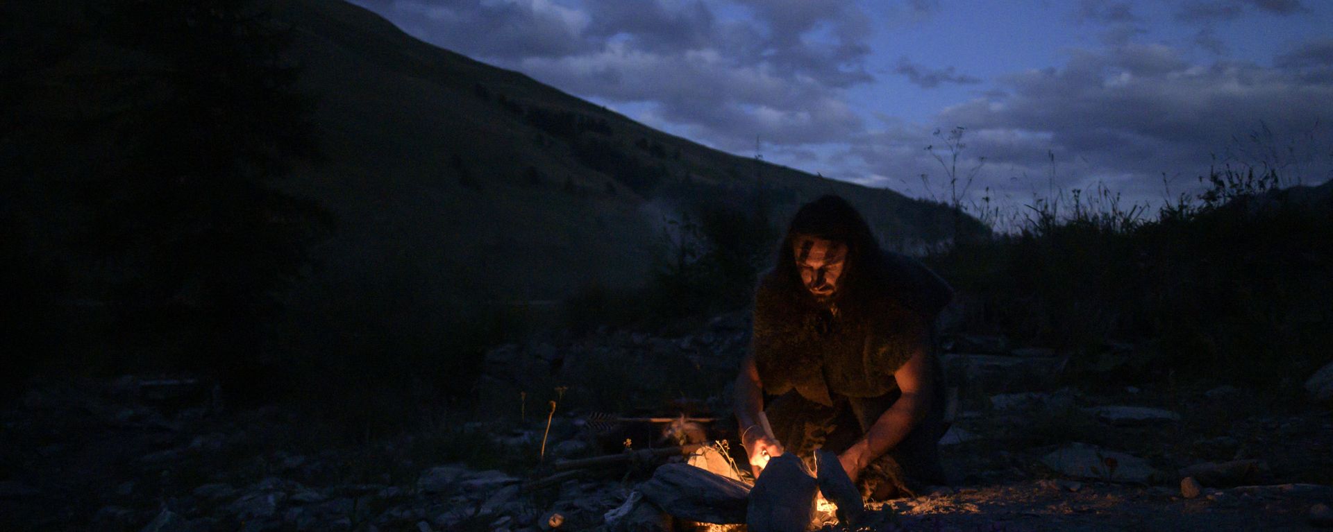 Guido Camia dressed as a Neanderthal Cave man lights a campfire in Chianale, in the Italian Alps, near the French border, on August 7, 2019. Guido Camia dressed as a Neanderthal Cave man lights a campfire in Chianale, in the Italian Alps, near the French border, on August 7, 2019. - Sputnik International, 1920, 09.05.2021