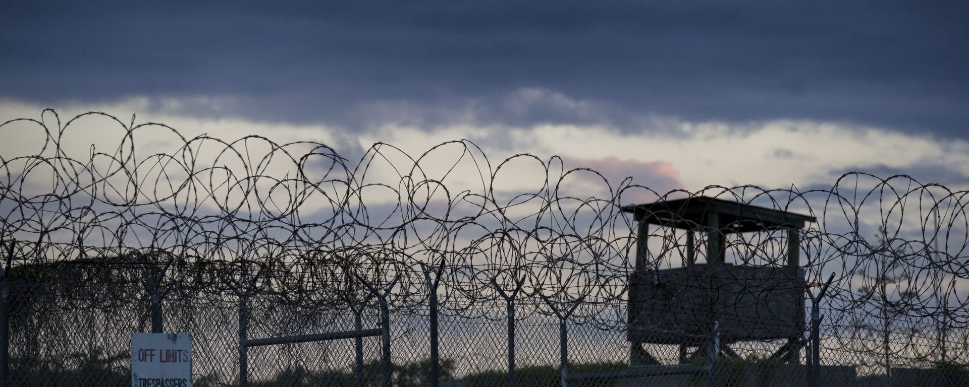 In this photo reviewed by U.S. military officials, the sun sets behind the closed Camp X-Ray detention facility, Wednesday, April 17, 2019, in Guantanamo Bay Naval Base, Cuba. In this photo reviewed by U.S. military officials, the sun sets behind the closed Camp X-Ray detention facility, Wednesday, April 17, 2019, in Guantanamo Bay Naval Base, Cuba. - Sputnik International, 1920, 24.02.2023