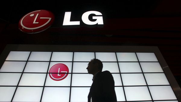 A show attendee passes by the LG Electronics booth during the 2009 International Consumer Electronics Show (CES) in Las Vegas, Nevada, January 9, 2009. - Sputnik International