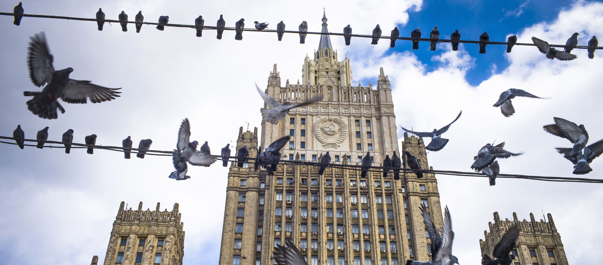 Pigeons take off from wires in front of the Russian Foreign Ministry building, in Moscow, Russia, Thursday, March 29, 2018. Pigeons take off from wires in front of the Russian Foreign Ministry building, in Moscow, Russia, Thursday, March 29, 2018. - Sputnik International, 1920, 17.04.2021