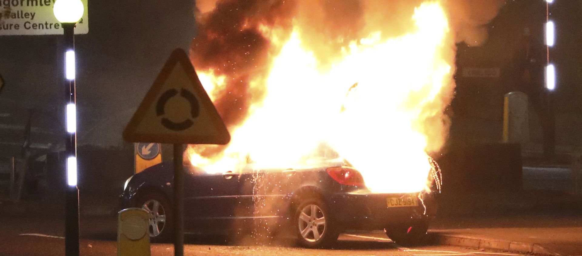 A car burns after it was hijacked by Loyalists at the Cloughfern roundabout in Newtownabbey, Belfast, Northern Ireland, Saturday, April 3, 2021. - Sputnik International, 1920, 05.04.2021