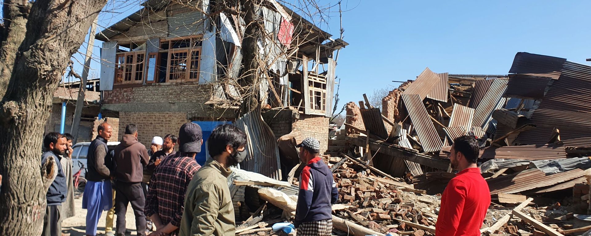 Local villagers gathered at the razed building site that was levelled in an encounter between Indian forces and militants on 2 April. Many of these villagers were involved in stone-pelting against the Indian forces after the encounter. - Sputnik International, 1920, 05.04.2021
