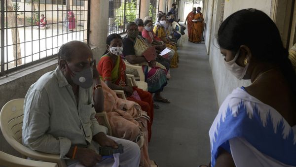 Elderly people wait for their turn to receive the dose of Covishield vaccine against the Covid-19 coronavirus at a government high school in Hyderabad on April 5, 2021 - Sputnik International