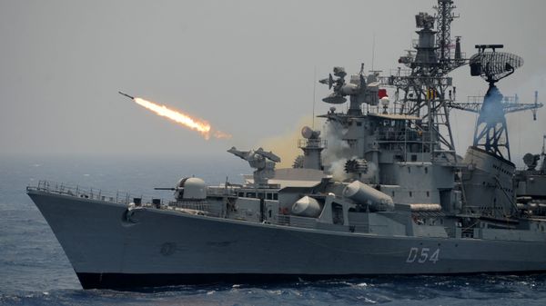 A rocket is fired from the Indian Navy destroyer ship INS Ranvir during an exercise drill in the Bay Of Bengal off the coast of Chennai on April 18, 2017 - Sputnik International