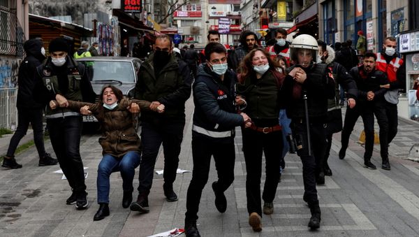 Police officers detain demonstrators during a protest against the appointment of a rector by President Tayyip Erdogan in Istanbul, Turkey, April 1, 2021 - Sputnik International