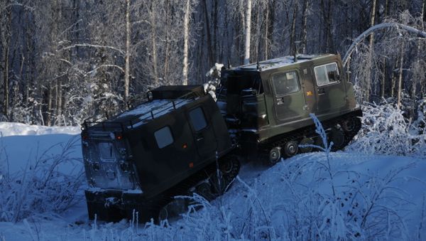 Sgt. William Nagy with the 725th Brigade Support Battalion (Airborne), 4th Infantry Brigade Combat Team (Airborne), 25th Infantry Division demonstrates driving techniques in a small unit support vehicle (SUSV) during a driver’s training course on Joint Base Elmendorf-Richardson, Alaska, Feb. 4, 2015. - Sputnik International