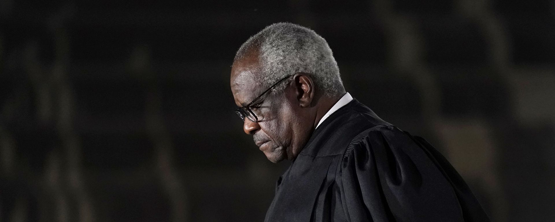 Supreme Court Justice Clarence Thomas listens as President Donald Trump speaks before administering the Constitutional Oath to Amy Coney Barrett on the South Lawn of the White House in Washington, Monday, Oct. 26, 2020, after she was confirmed by the Senate earlier in the evening. Supreme Court Justice Clarence Thomas listens as President Donald Trump speaks before administering the Constitutional Oath to Amy Coney Barrett on the South Lawn of the White House in Washington, Monday, Oct. 26, 2020, after she was confirmed by the Senate earlier in the evening. - Sputnik International, 1920, 07.04.2023