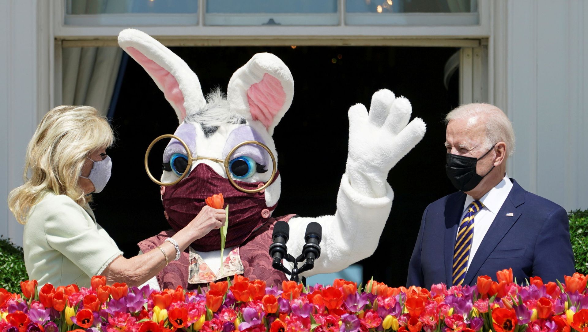 U.S. President Joe Biden stands to deliver his remarks on the tradition of Easter, next to first lady Jill Biden holding a flower and a person wearing an Easter Bunny costume at the Blue Room Balcony of the White House in Washington, U.S. April 5, 2021. U.S. President Joe Biden stands to deliver his remarks on the tradition of Easter, next to first lady Jill Biden holding a flower and a person wearing an Easter Bunny costume at the Blue Room Balcony of the White House in Washington, U.S. April 5, 2021. - Sputnik International, 1920, 06.04.2021
