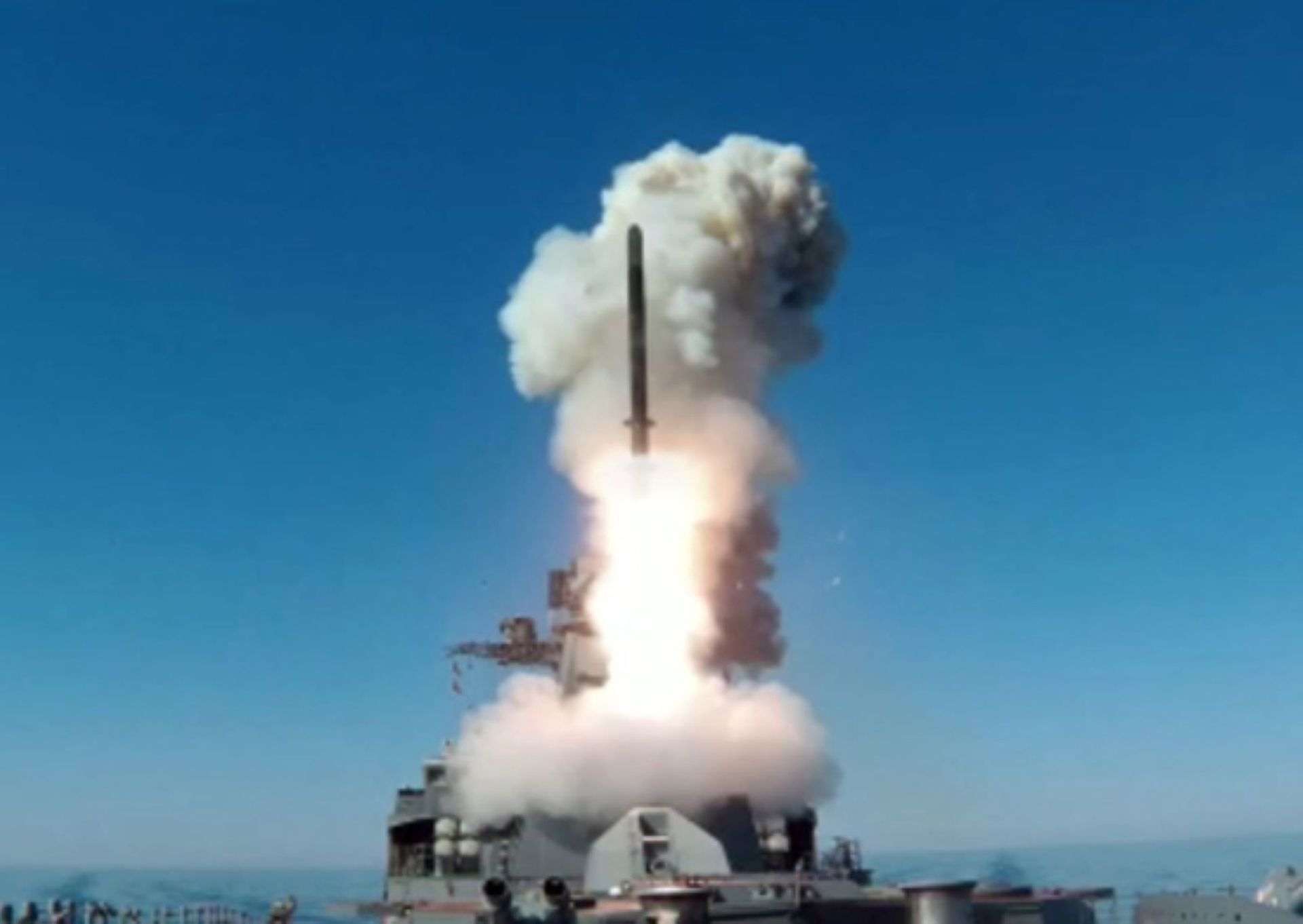 A modernized frigate from the Russian Pacific Fleet, the Marshal Shaposhnikov, carries out the first test of the Kalibr cruise missile in the Sea of Japan, 6 April, 2021 - Sputnik International, 1920, 05.06.2023