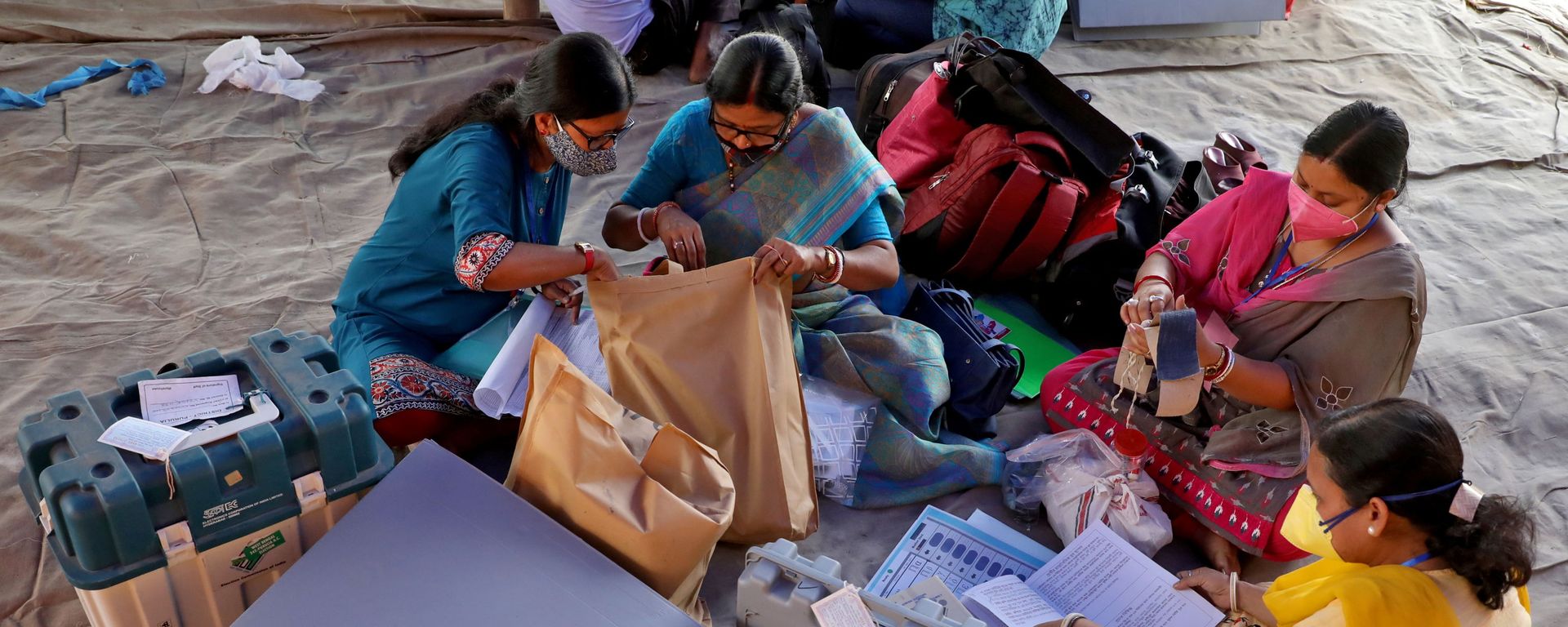 Polling officials check election materials after collecting them from a distribution centre ahead of the first phase of West Bengal state assembly election, in Purulia district, India, March 26, 2021 Polling officials check election materials after collecting them from a distribution centre ahead of the first phase of West Bengal state assembly election, in Purulia district, India, March 26, 2021 - Sputnik International, 1920, 31.05.2021