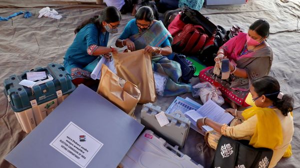 Polling officials check election materials after collecting them from a distribution centre ahead of the first phase of West Bengal state assembly election, in Purulia district, India, March 26, 2021 Polling officials check election materials after collecting them from a distribution centre ahead of the first phase of West Bengal state assembly election, in Purulia district, India, March 26, 2021 - Sputnik International