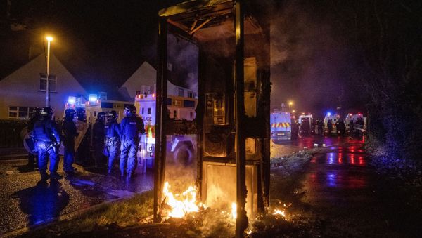 Tactical Support Group (TSG) officers man a burning site close to the Loyalist Nelson Drive Estate in the Waterside area of Londonderry in Northern Ireland, Monday, 5 April 2021 Tactical Support Group (TSG) officers man a burning site close to the Loyalist Nelson Drive Estate in the Waterside area of Londonderry in Northern Ireland, Monday, 5 April 2021 - Sputnik International