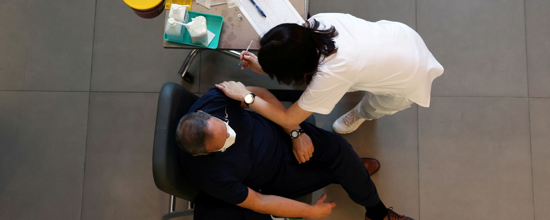 A medical worker vaccinates a man against the coronavirus disease (COVID-19) as Israel kicks off a coronavirus vaccination drive, at Tel Aviv Sourasky Medical Center (Ichilov Hospital) in Tel Aviv, Israel December 20, 2020 - Sputnik International, 1920
