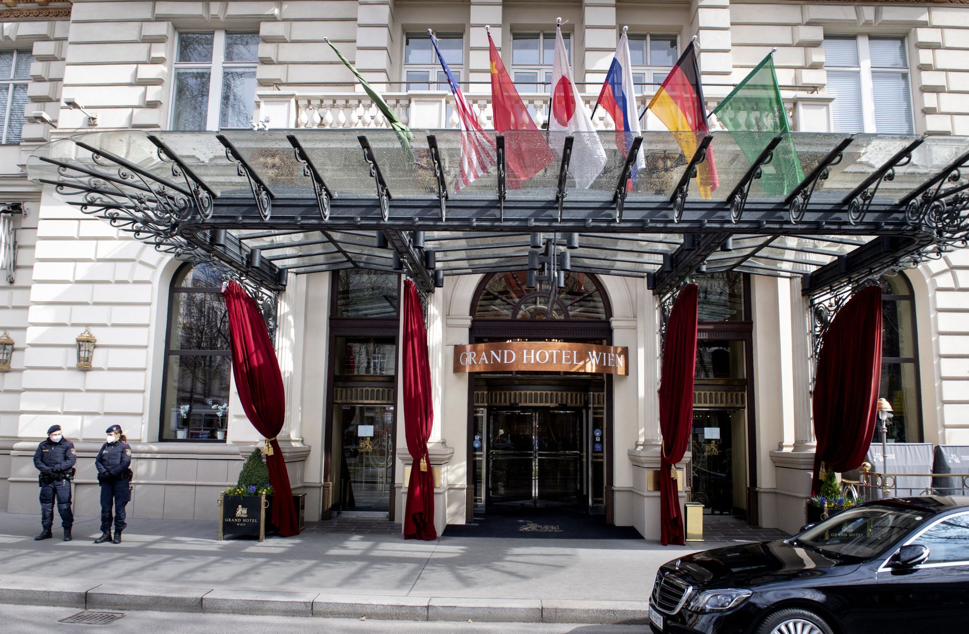 Austrian police officers stand guard near the entrance of the Grand Hotel in Vienna on April 6, 2021, where diplomats of the EU, China, Russia and Iran will hold talks.  - Sputnik International, 1920, 22.11.2021