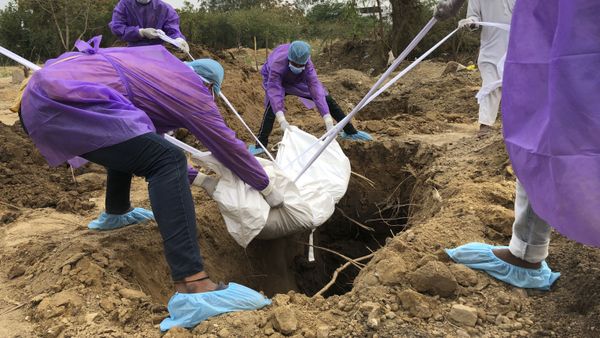 A family in personal protective suits at a cemetery in Delhi, India on Wednesday, 3 June 2020, bury the body of a relation who died of COVID-19. - Sputnik International