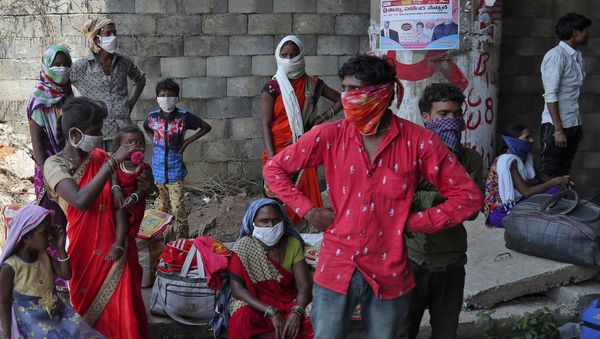 Migrant workers from the neighboring state of Maharashtra trying to return to their villages hundreds of miles away take a break as they walk during a nationwide lockdown to curb the spread of new coronavirus on the outskirts of Hyderabad, India, 4 May 2020 - Sputnik International