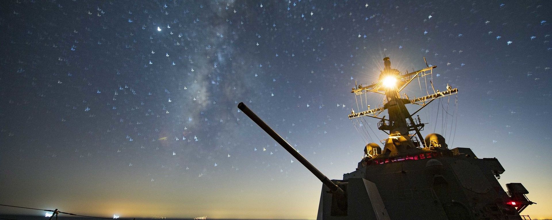 The Arleigh Burke-class guided missile destroyer USS Sterett (DDG 104) steams through the night in the Gulf of Oman The Arleigh Burke-class guided missile destroyer USS Sterett (DDG 104) steams through the night in the Gulf of Oman - Sputnik International, 1920, 23.01.2022