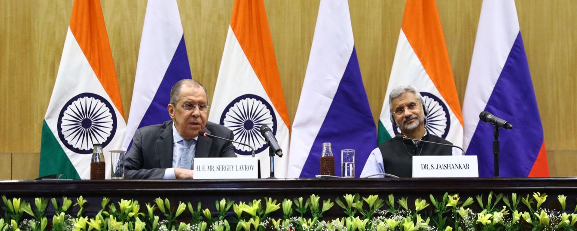 Russian Foreign Minister Sergei Lavrov, left, and his Indian counterpart Subrahmanyam Jaishankar attend a joint news conference following their meeting, in New Delhi, India - Sputnik International, 1920, 18.03.2022