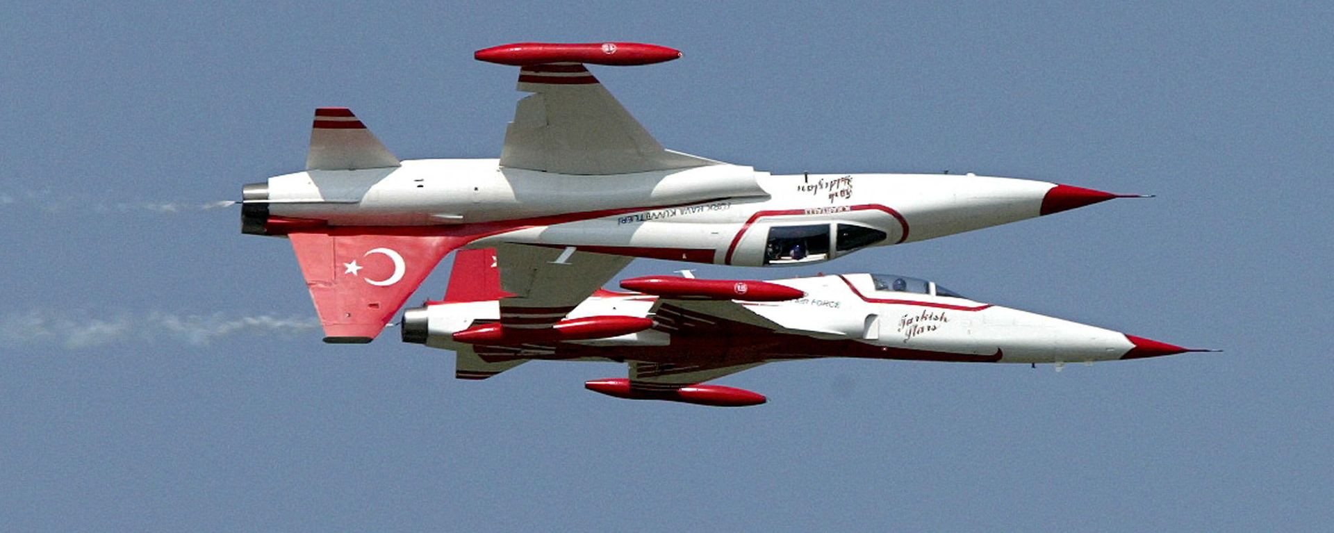 Pilots of 'Turkish Star' formation of Turkish Air Force present their exercise with their F-5A type aircrafts at the Hungarian Air Force base of Kecskemet, 100 kilometers South-East of Budapest,17 August 2003 during the International Air Show and Military Display - Sputnik International, 1920, 28.08.2022