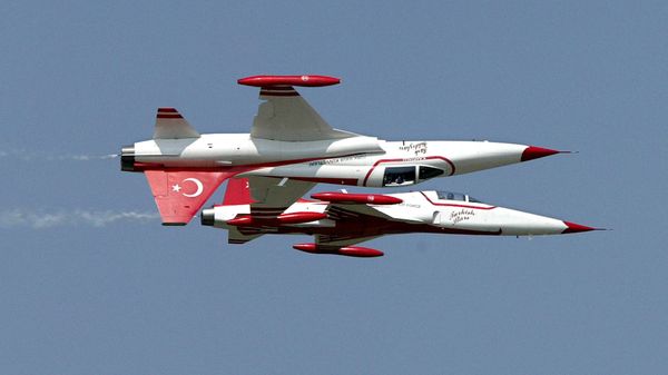 Pilots of 'Turkish Star' formation of Turkish Air Force present their exercise with their F-5A type aircrafts at the Hungarian Air Force base of Kecskemet, 100 kilometers South-East of Budapest,17 August 2003 during the International Air Show and Military Display - Sputnik International
