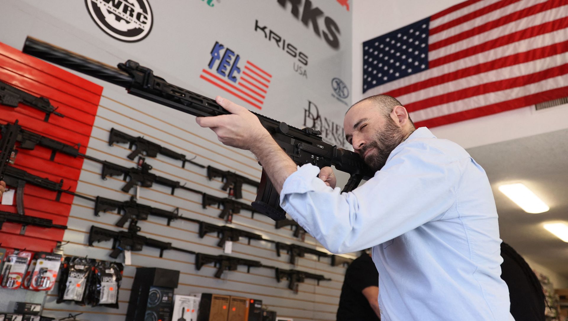 Austin Title handles a weapon as he visits WEX Gunworks on March 24, 2021 in Delray Beach, Florida. U.S. President Joe Biden has called on lawmakers to “immediately pass” legislation to help curb gun violence in the county. Austin Title handles a weapon as he visits WEX Gunworks on March 24, 2021 in Delray Beach, Florida. U.S. President Joe Biden has called on lawmakers to “immediately pass” legislation to help curb gun violence in the county. - Sputnik International, 1920, 07.04.2021