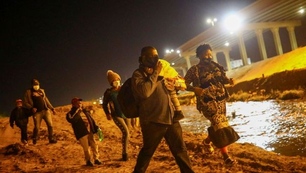 A family of migrants cross the Rio Bravo river to turn themselves in to U.S Border Patrol agents to request for asylum in El Paso, Texas, U.S., as seen from Ciudad Juarez, Mexico, March 30, 2021 - Sputnik International