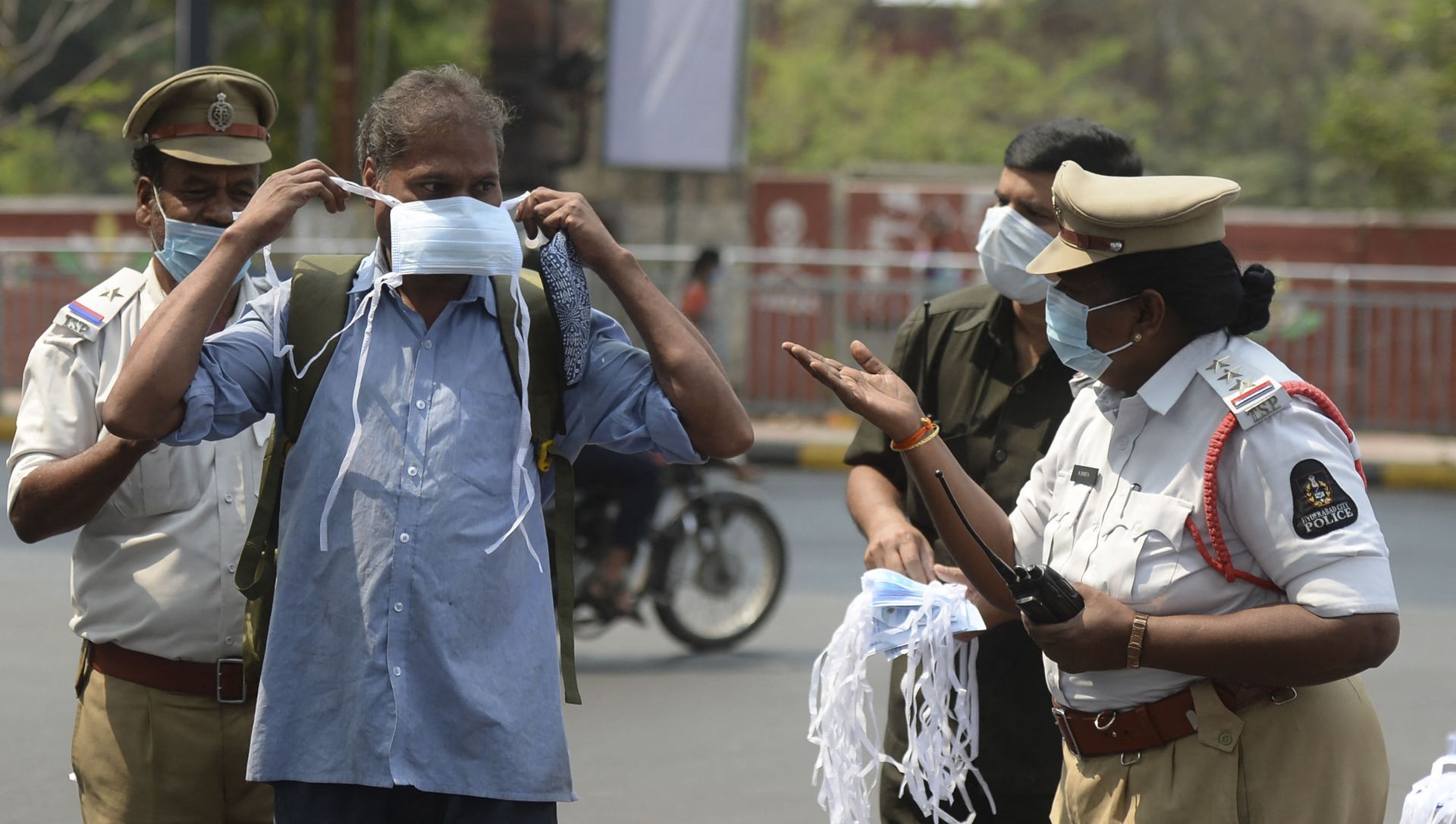 A female police officer urges a man to wear a face mask during an awareness campaign against the spread of the COVID-19 coronavirus on World Health Day, at a traffic junction in Hyderabad on 7 April 2021. A female police officer urges a man to wear a face mask during an awareness campaign against the spread of the COVID-19 coronavirus on World Health Day, at a traffic junction in Hyderabad on 7 April 2021. - Sputnik International, 1920, 09.04.2021