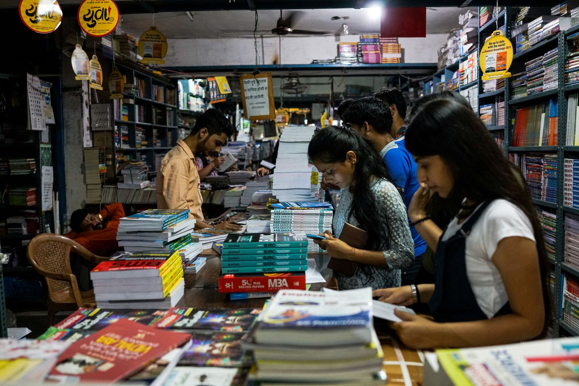 In this photograph taken on April 7, 2018, Indian students buy textbooks in New Delhi In this photograph taken on April 7, 2018, Indian students buy textbooks in New Delhi - Sputnik International, 1920, 17.09.2022