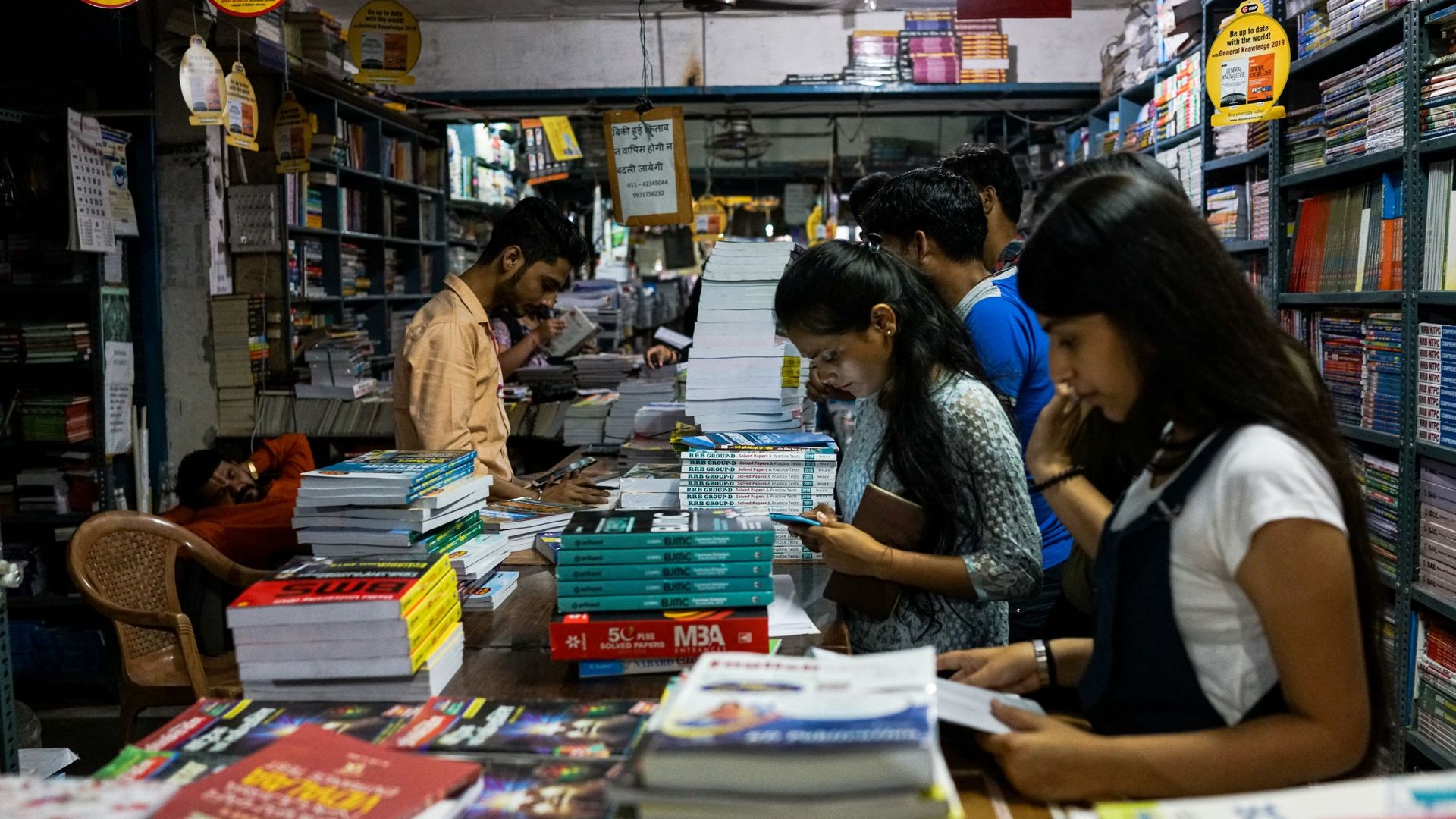 In this photograph taken on 7 April 2018, Indian students buy textbooks in New Delhi. In this photograph taken on 7 April 2018, Indian students buy textbooks in New Delhi. - Sputnik International, 1920, 09.06.2021