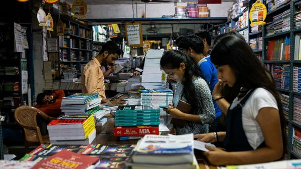 In this photograph taken on 7 April 2018, Indian students buy textbooks in New Delhi. - Sputnik International