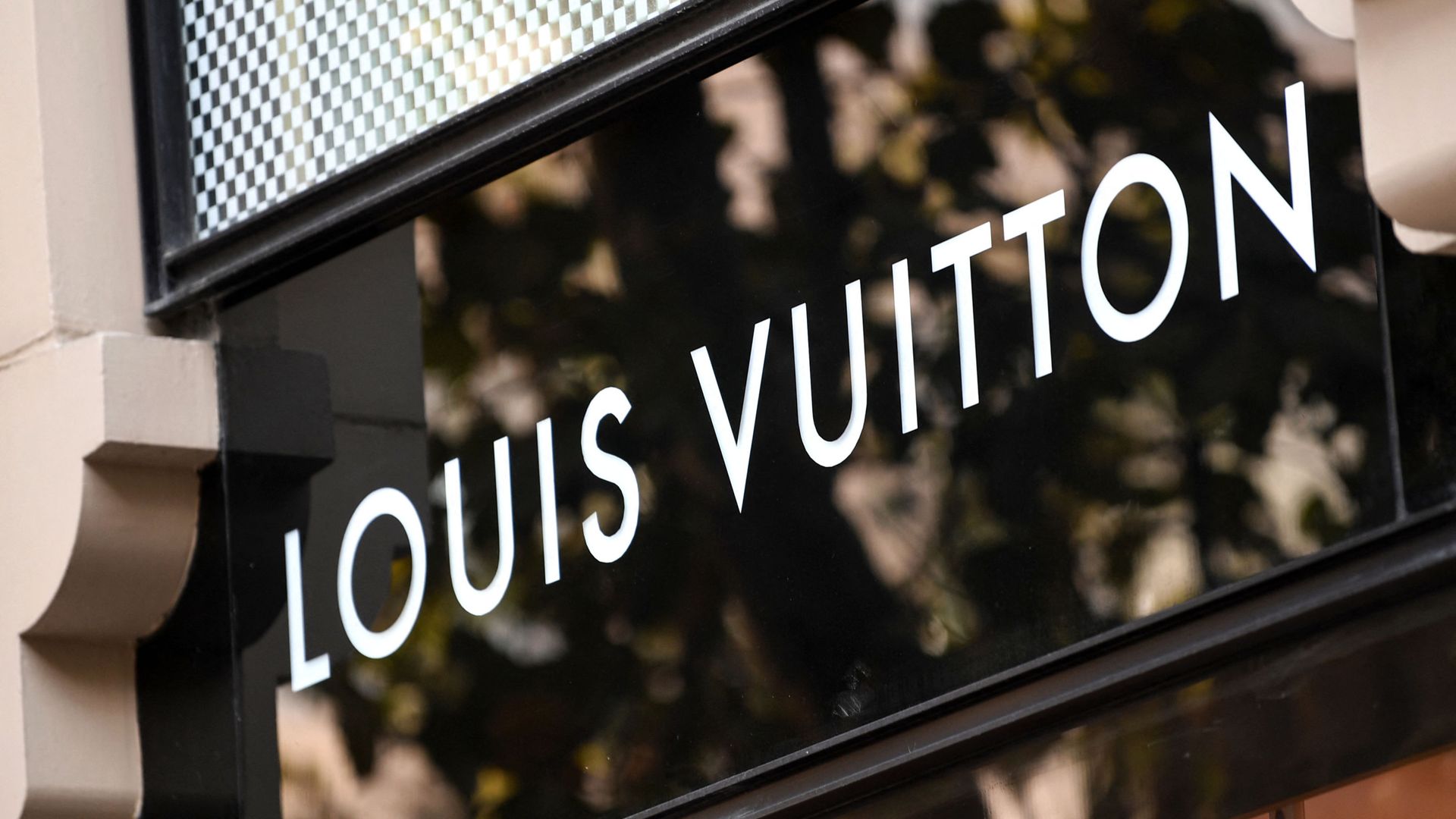 This picture shows the logo of a French brand shop Louis Vuitton at Nisantasi district in Istanbul, on October 26, 2020 This picture shows the logo of a French brand shop Louis Vuitton at Nisantasi district in Istanbul, on October 26, 2020 - Sputnik International, 1920, 05.06.2021