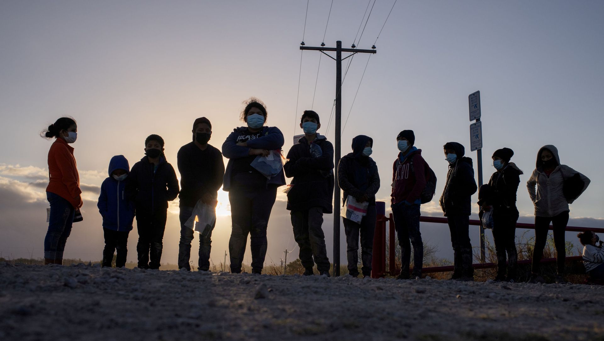 Asylum seeking migrants from Central America await transport after crossing the Rio Grande river into the United States from Mexico on a raft in Penitas, Texas, U.S., March 12, 2021 Asylum seeking migrants from Central America await transport after crossing the Rio Grande river into the United States from Mexico on a raft in Penitas, Texas, U.S., March 12, 2021 - Sputnik International, 1920, 08.04.2021