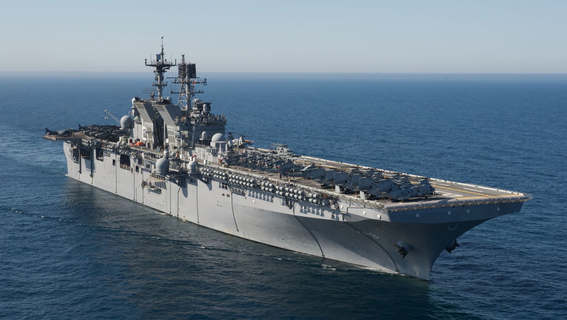 Amphibious assault ship USS Makin Island (LHD 8) cruises along the coast of Southern California conducting flight operations as part of Composite Training Unit Exercise (COMPTUEX). Amphibious assault ship USS Makin Island (LHD 8) cruises along the coast of Southern California conducting flight operations as part of Composite Training Unit Exercise (COMPTUEX). - Sputnik International, 1920, 08.04.2021